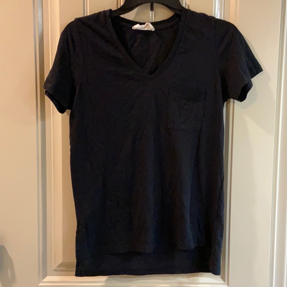Short Sleeve V-Neck Tee by Uniq Brand. EUC!
